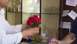 بـ هدية.. شباب يفاجئون عاملًا أطعمهم مجانًا 18 عامًا