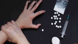 جريمة بشعة.. مدمنة شبو تقتل أسرتها بالكامل وتشعل النيران في الجثث