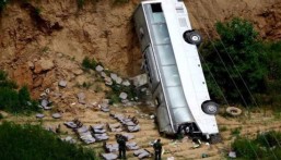 مصرع أكثر من 18 شخصًا في حادث تحطم حافلة بشرق باكستان