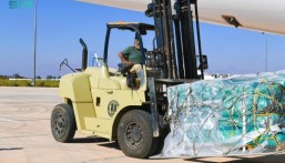 على متنها 40 طنًا من المساعدات.. وصول الطائرة الإغاثية السعودية الثانية إلى ليبيا