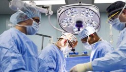 6 ساعات صعبة.. أطباء الطوارئ ينقذون حياة شاب من فتك آلة حادة