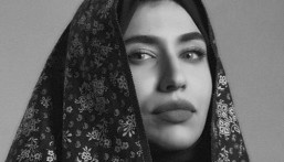 بالصور.. “العطية” تعالج الأسطح القديمة وتبتكر أعمال فنية معاصرة