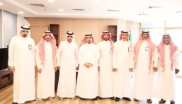 بالصور.. رئيس بلدية العيون يستقبل مجلس إدارة نادي العيون لتسهيل كافة الخدمات