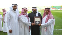 بعد 40 عاما في خدمة النادي.. إدارة الروضة تُكرم المخضرم الصايل 