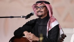 رابح صقر.. يصدح بصوته على مسرح قرية مهرجان خادم الحرمين الشريفين للهجن