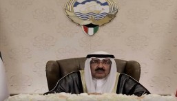 أمير الكويت يحل مجلس الأمة ويوقف العمل ببعض مواد الدستور
