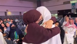 شاهد الفيديو.. فرحة والدة الطالبة عبير اليوسف الفائزة بالمركز الثاني بجائزة ⁧آيسف2024