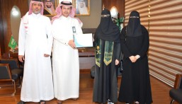 نيابة عن وزير التعليم.. مدير تعليم الأحساء يكرم الطالبة الفائزة ببرونزية المَعْرِض الدولي للاختراعات