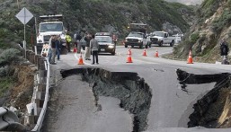 وفاة 6 على الأقل وفقدان 30 في انهيار أرضي بالإكوادور