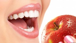 “تُزيل أي جزيئات طعام زائدة”.. تناول قطعة من هذه الفاكهة يوميًّا لسلامة أسنانك