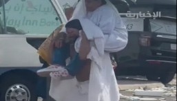 موسم الحج 1445هـ.. مشهد مؤثر لحاج يحمل والدته على أكتافه بعدما شعرت بالإجهاد
