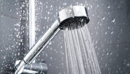 فوائد الاستحمام بالماء البارد.. خبراء يكشفون