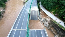 شاهد| لحظة انهيار جسر مرتفع في سيول الصين.. وسقوط 20 قتيلًا