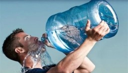 تحذير صحي من شرب الماء بكثرة دفعة واحدة في رمضان