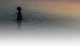 إنقاذ طفل من الغرق أثناء ممارسة السباحة في الخبر بالمنطقة الشرقية