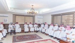 وكيل إمارة الشرقية يعزي أسرة العطيشان في وفاة والدتهم