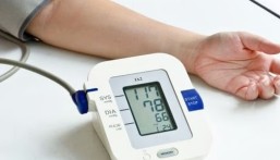 تحذيرات من قياس الضغط أثناء الاستلقاء أو كتم النفس