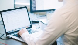 عاجل | اعتماد الاختبارات الإلكترونية للحالات الخاصة بشرط تشغيل الكاميرا والصوت