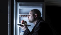 الوجبات الليلة خطر على صحتك.. هذا هو التوقيت الأنسب لتناول وجباتك