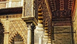 بيبي الحرز تكتب: الفن الإسلامي وجمال التكرار في الزخارف الهندسية