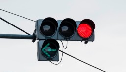 المرور يوضح: تجنب هذه التصرفات عند الإشارات الضوئية