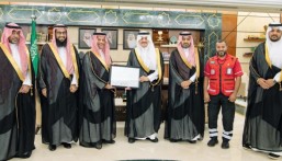أمير الشرقية يستقبل رئيس هيئة الهلال الأحمر السعودي.. ويتسلّم شهادة امتثال الإمارة لمشروع “معاذ”