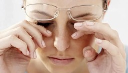 من الحساسية إلى الإرهاق الرقمي.. أبرز أسباب وأعراض جفاف العين