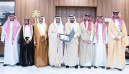 بدعم محافظ الأحساء.. وكيل المحافظة يطلع على منجزات جمعية إنماء ويدشن مبادرة “البيئة النقية”