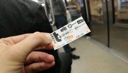 بعد 125 عامًا من الخدمة.. باريس تستغني نهائيًا عن تذاكر المترو الورقية