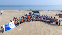 أمانة الأحساء تنظّم حملة لتنظيف شاطئ العقير بمشاركة 200 متطوع لتعزيز القيم البيئية