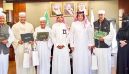 مدير التعليم يكرّم معلمين متعاقدين تقديرًا لعطاء 22 عامًا في مدارس هِجَر الربع الخالي