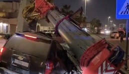حادث مروّع في حي أحد بالدمام.. سقوط رافعة بناء على مركبة ونجاة السائق