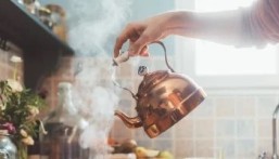 هل الماء الساخن ينقص الوزن ويعالج التهاب الحلق؟.. حقائق علمية جديدة تكشف