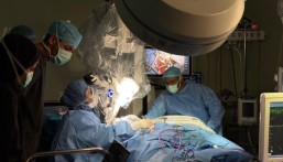 مستشفى الجبر ينجح في إجراء أول عملية زراعة قوقعة باستخدام النظام الروبوتي المتطور