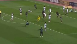 لحظة تاريخية.. حارس الطائي “دغريري” يسجل هدف التعادل في الثواني الأخيرة أمام الرائد