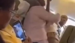 بالفيديو.. أب يهدّئ ابنه المصاب بالتوحد أثناء إقلاع الطائرة ويخطف تعاطف مستخدمي السوشيال