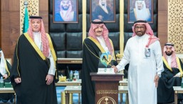 أمير المنطقة الشرقية يكرّم جمعية أرام لرعاية الأيتام بالعيون