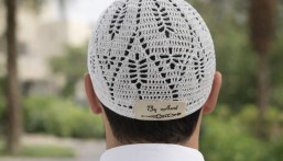 «الطاقية الحساوية».. هوية متجددة تُحاك بخيوط الكروشيه