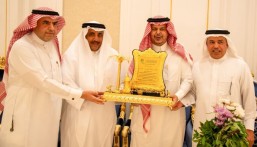 مجلس أسرة أمير الشهاب يكرّم حمد العيسى مدير عام تعليم الأحساء السابق