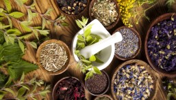 8 أعشاب طبيعية لتخفيف غازات البطن والانتفاخ.. أستاذ العقاقير يوضح