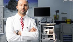 استشاري باطنة يحذر من إهمال السحور أو تقديمه.. ويؤكد: وجبة متوازنة تحميك من الإجهاد