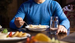 تحذير طبي: تناول الطعام بسرعة يرفع خطر السمنة وأمراض القلب 3 أضعاف