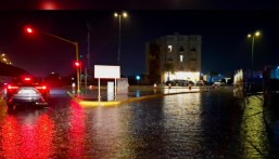 إنذار أحمر حتى مساء الثلاثاء.. أمطار غزيرة وبرد تضرب الأحساء