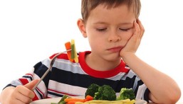 خبيرة تغذية: 12 محاولة كفيلة بتغيير علاقة طفلك بالطعام