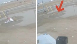 غرق الطفل للحظات.. فيديو يوثق شجاعة شاب أنقذ طفلًا بعد سقوطه في حفرة مغمورة بالمياه
