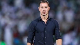 بعد تأجيل مباراة الدحيل.. قرار عاجل من مدرب الأهلي قبل مواجهة الاتحاد في ديربي جدة