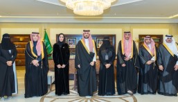 نائب أمير الشرقية يستقبل مدير عام التعليم بالمنطقة ويطّلع على تقرير “سفراء التفوق 2025”