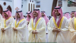 أمير الشرقية يؤدي صلاة عيد الفطر مع جموع المصلين في الدمام