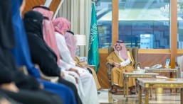 أمير المنطقة الشرقية يطلع على برامج “إخاء”