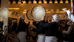 أهازيج القرقيعان تملأ أروقة سوق القيصرية التاريخي بالأحساء